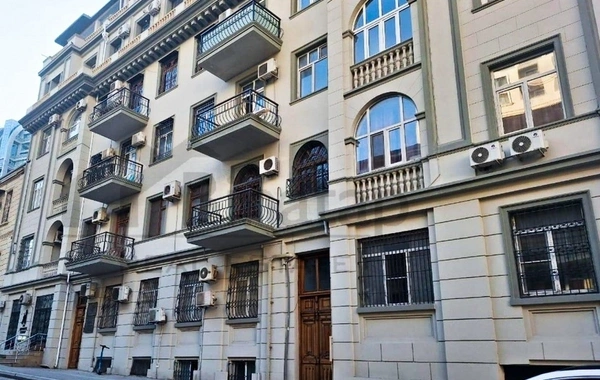 Bakıda yaşayış binasının daxili fasad hissəsində özbaşına artırma işlərinin qarşısı alınıb