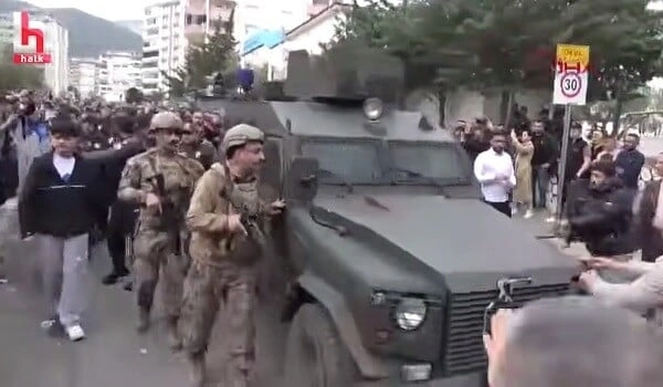 Qətliam törədən şagirdin meyiti zirehli texnika ilə çıxarıldı - Video