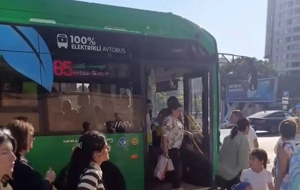 Bakıda elektrikli avtobus yolda qaldı: Sərnişinlər düşürüldülər - VİDEO