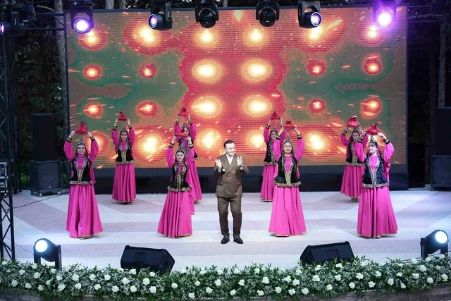 Xətai rayonunda Xalq şairi Sabir Rüstəmxanlının 80 illik yubileyinə həsr olunmuş təntənəli tədbir keçirilib