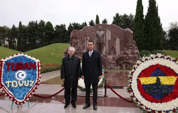 "Fənərbağça" və "Turan Tovuz"un nümayəndələri Heydər Əliyevin məzarını, Şəhidlər xiyabanını ziyarət ediblər - Foto