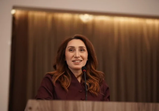 Qadağa həll yolu deyil: Uşaqları rəqəmsal təhlükədən necə qorumalı? - FOTO