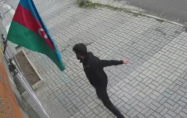 Bayrağa hörmətsizlik etdi, polis hərəkətə keçdi - VİDEO