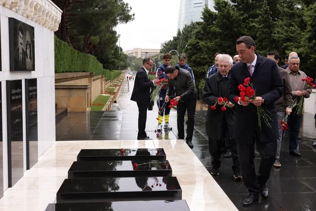 "Fənərbağça" və "Turan Tovuz"un nümayəndələri Heydər Əliyevin məzarını, Şəhidlər xiyabanını ziyarət ediblər - Foto