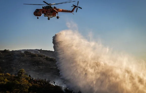 Yunanıstanda meşə yanğınlarını söndürən iki helikopter toqquşdu - VİDEO