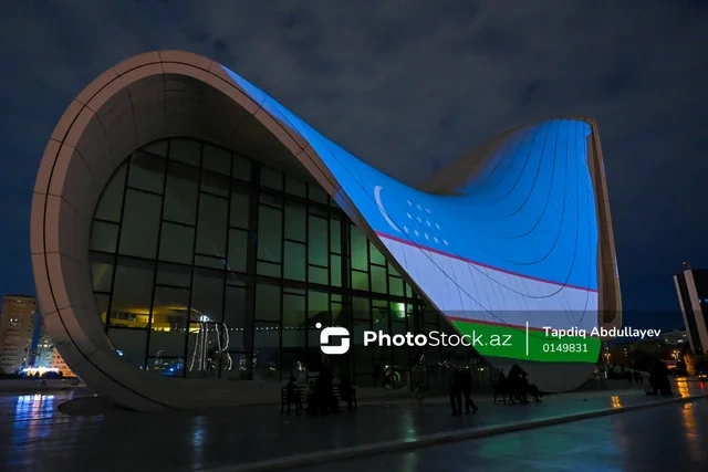 Heydər Əliyev Mərkəzinin binası üzərinə Özbəkistan bayrağı proyeksiya olunub - FOTO - VİDEO