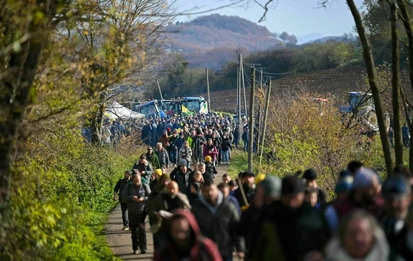 Fransada etirazçılara qarşı gözyaşardıcı qaz və səs qumbarasından istifadə edilib