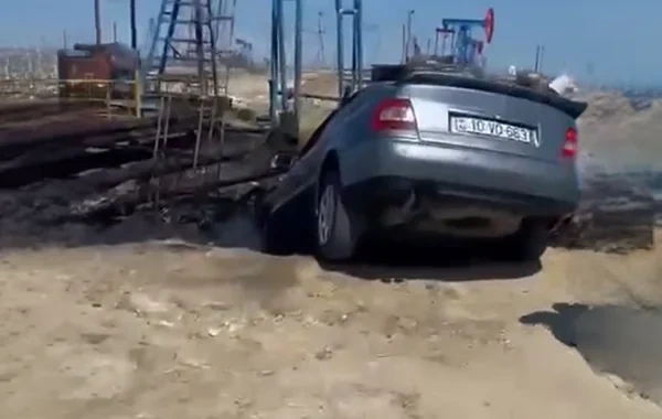 Suraxanıda avtomobil neft quyusuna aşdı - VİDEO