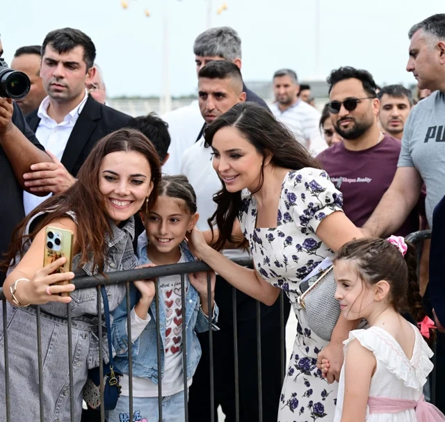Leyla Əliyeva və Arzu Əliyeva klassik avtomobillərin yürüşü və sərgisini izləyiblər - FOTO