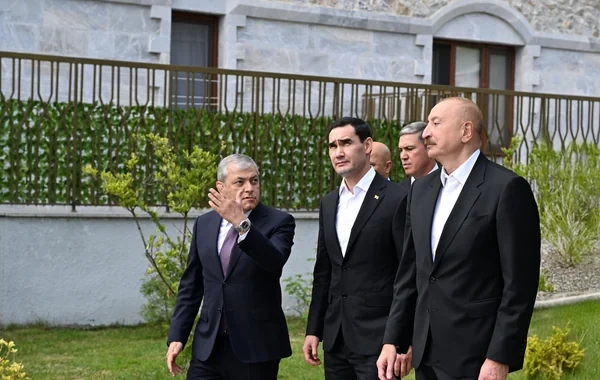 İlham Əliyev Sərdar Berdiməhəmmədov Şuşa şəhərində inşa edilmiş birinci yaşayış kompleksində olublar - FOTO