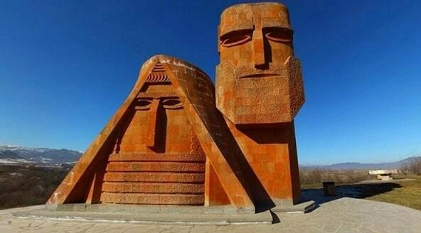 Xankəndidəki abidədə türk simvolu - Foto