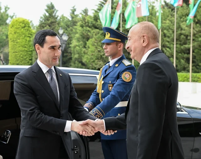 İlham Əliyev Sərdar Berdiməhəmmədovu Bakıda qarşıladı - FOTO