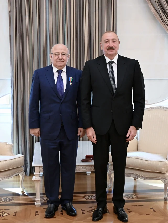 İlham Əliyev Dağıstanın tanınmış ictimai-siyasi xadimi Qurban Qurbanova "Dostluq" ordenini təqdim edib - FOTO