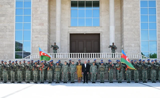 Prezident Əlahiddə Ümumqoşun Orduda yeni yaradılan komando hərbi hissələrinə Döyüş bayraqlarının verilməsi mərasimində iştirak edib - VİDEO