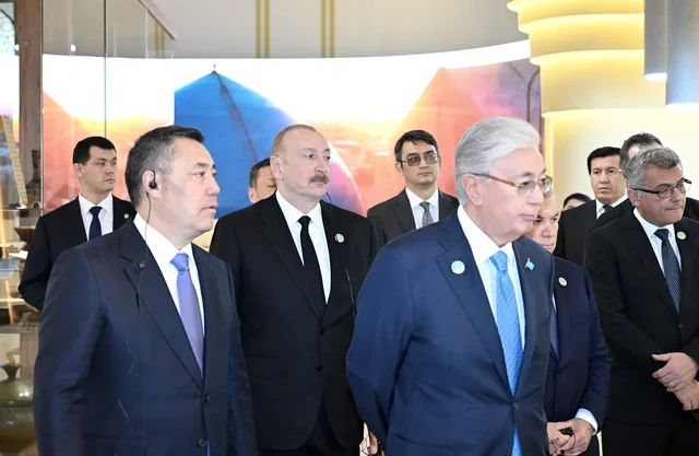 İlham Əliyev və TDT-nin qeyri-rəsmi Zirvə görüşünün digər iştirakçıları Türküstanda bir sıra mədəni məkanlarla tanış olublar - FOTO