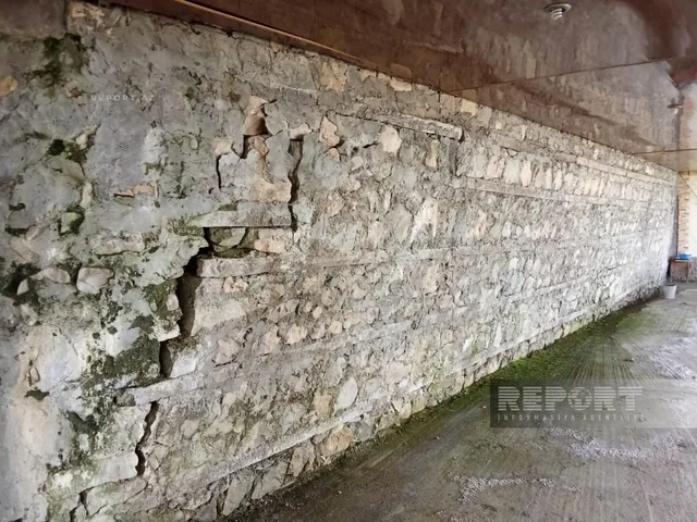İsmayıllıda torpaq sürüşməsi olub, üç ailənin yaşadığı ev yararsız vəziyyətə düşüb - FOTO