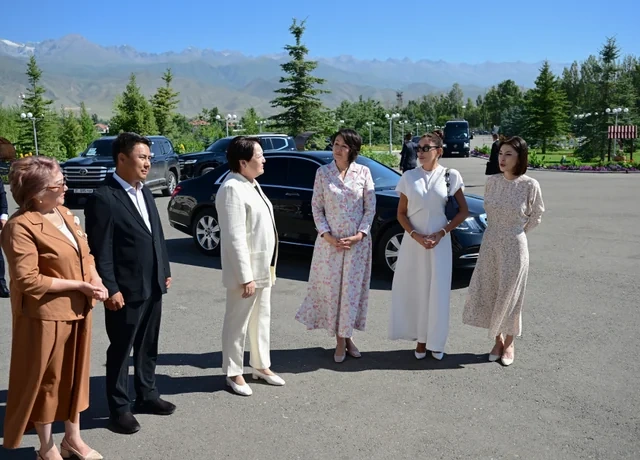 Birinci xanım Mehriban Əliyeva Çolpon-Ata şəhərində "Altın-Balalık" sağlamlıq və reabilitasiya mərkəzi ilə tanış olub - FOTO