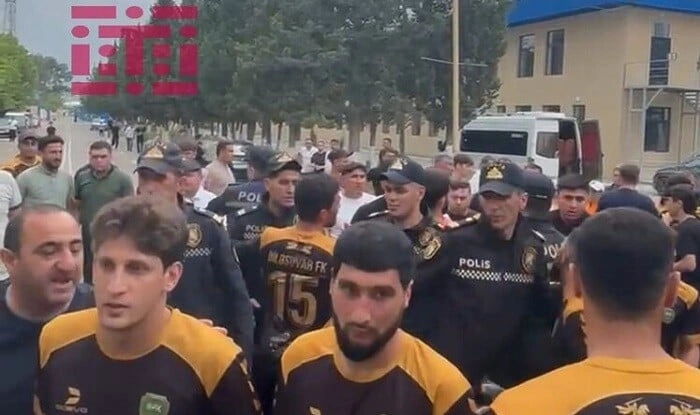 Azərbaycanda futbolçular və azarkeşlər arasında dava - Video