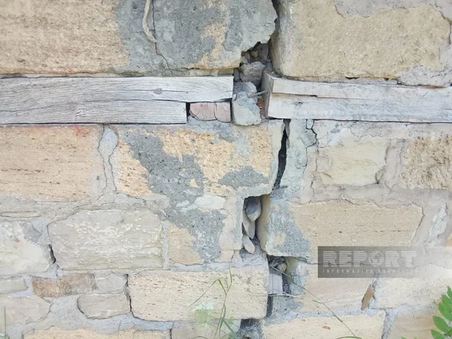 İsmayıllıda torpaq sürüşməsi olub, üç ailənin yaşadığı ev yararsız vəziyyətə düşüb - FOTO