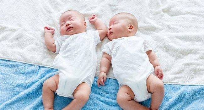 Bakıda əkizlərdən biri evdə, digəri xəstəxanada doğuldu
