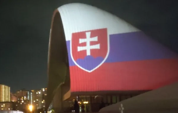 Heydər Əliyev Mərkəzi Slovakiya bayrağının rəngləri ilə işıqlandırılıb