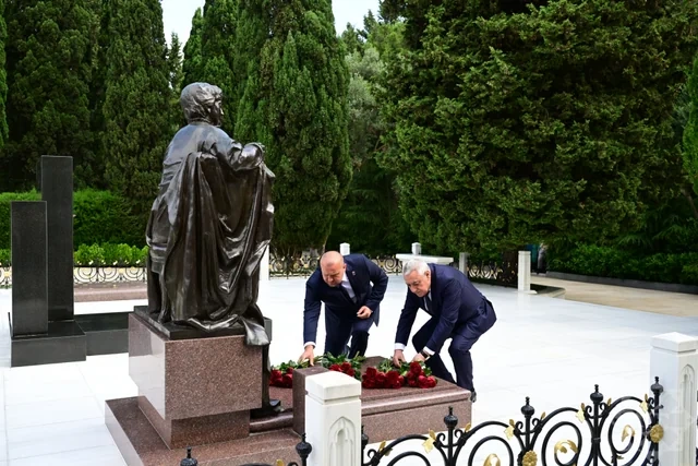 Həştərxan vilayətinin vitse-qubernatoru Fəxri xiyabanı ziyarət edib - FOTO