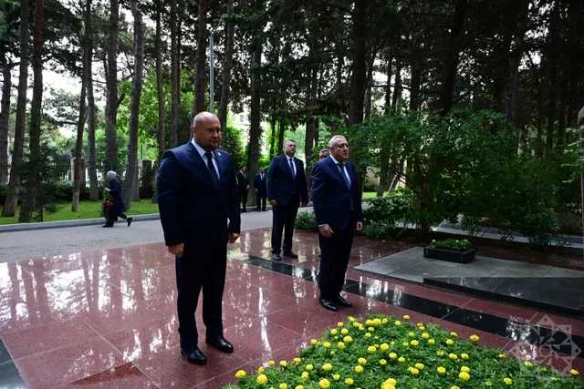 Həştərxan vilayətinin vitse-qubernatoru Fəxri xiyabanı ziyarət edib - FOTO