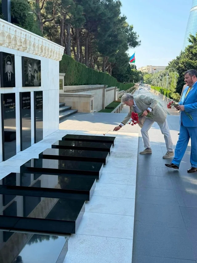 Viktor Yuşenko Şəhidlər xiyabanını ziyarət edib və Azərbaycanın Milli Qəhrəmanının xatirəsini anıb - FOTO