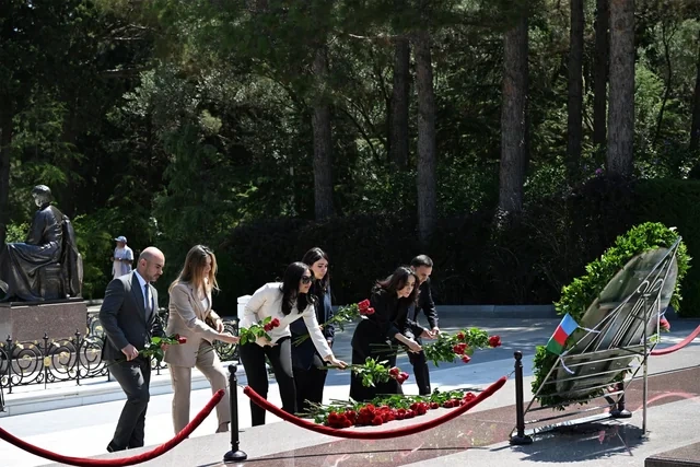MEDİA, Audiovizual Şura və Mətbuat Şurasının nümayəndələri Fəxri xiyabanı ziyarət ediblər - FOTO