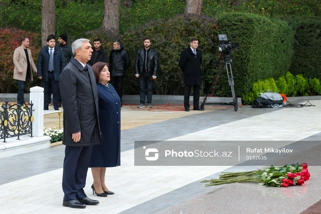 Dövlət və hökumət rəsmiləri ümummilli lider Heydər Əliyevin xatirəsini yad edirlər