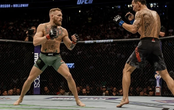 UFC 329: Maks Hollouey Konor Makqreqoru texniki nokautla məğlub edib - VİDEO
