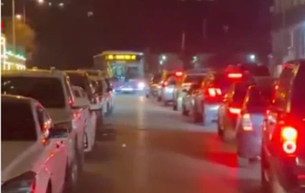 Süni sıxlıq yaradan avtomobillər: İctimai nəqliyyatın yolu niyə kəsilir? - VİDEO