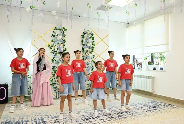 Leyla Əliyeva Şəkidə Uşaq evi sosial xidmət müəssisəsinin sakinləri ilə görüşüb - FOTO