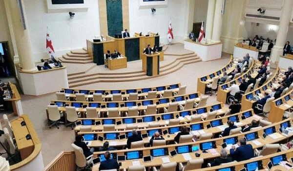 Gürcüstan parlamentində dava düşdü - Video