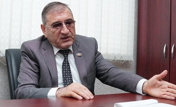 Deputat bahalaşmadan gileyləndi