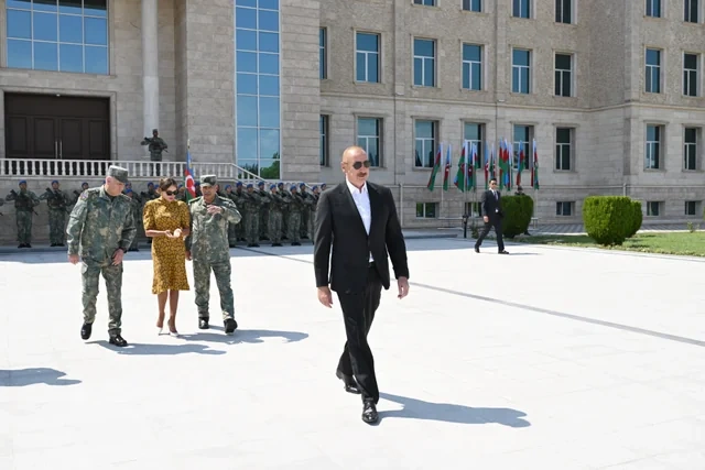 Prezident Əlahiddə Ümumqoşun Orduda yeni yaradılan komando hərbi hissələrinə Döyüş bayraqlarının verilməsi mərasimində iştirak edib - VİDEO