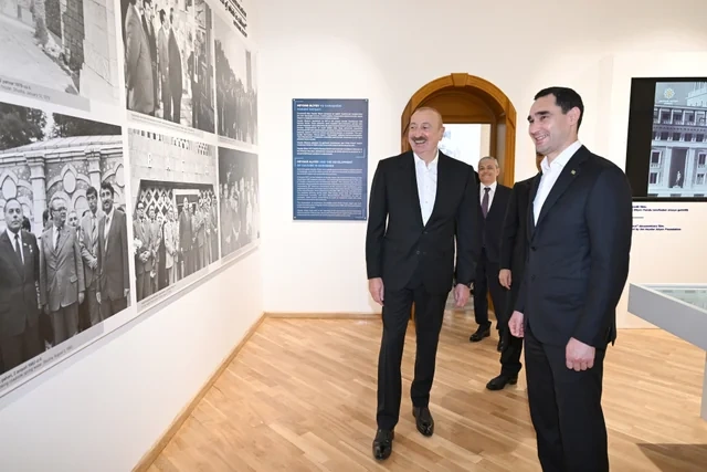 Prezidentlər Şuşada Azərbaycanın tanınmış şəxsiyyətlərinin işğal dövründə güllələnmiş büstlərinə baxıblar - FOTO