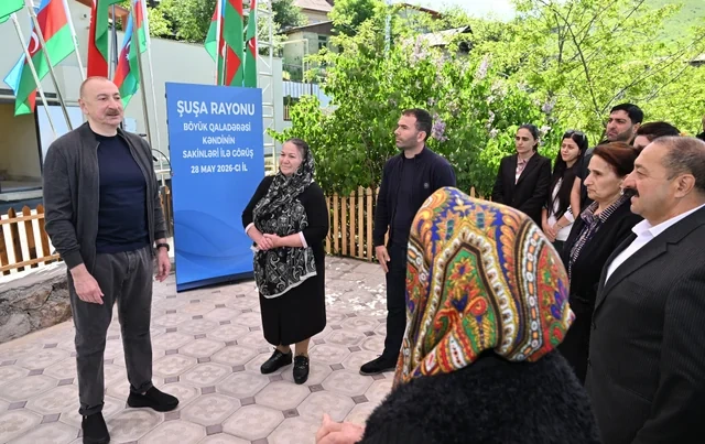 İlham Əliyev Şuşanın Böyük Qaladərəsi kəndində görülən işlərlə tanış olub, sakinlərlə görüşüb