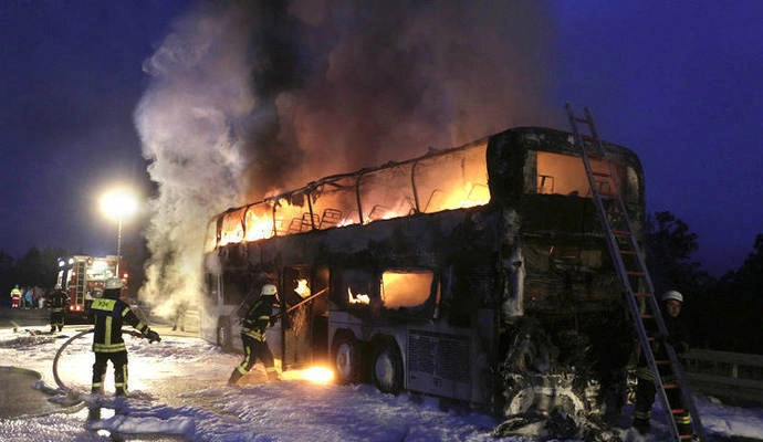 Rusiya Xersonda avtobusu dronla vurdu: ölənlər var - Foto