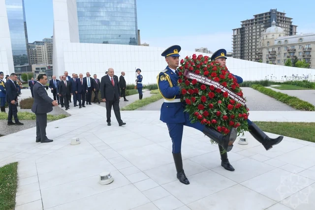 İordaniya Nümayəndələr Palatasının sədri Fəxri xiyabanı və Zəfər parkını ziyarət edib - FOTO
