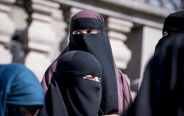 İtaliya məktəblərində burqa və niqab qadağan edildi