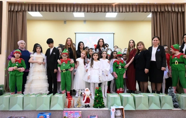 Leyla Əliyeva, Arzu Əliyeva və Alyona Əliyeva 5 nömrəli xüsusi internat məktəbində olublar