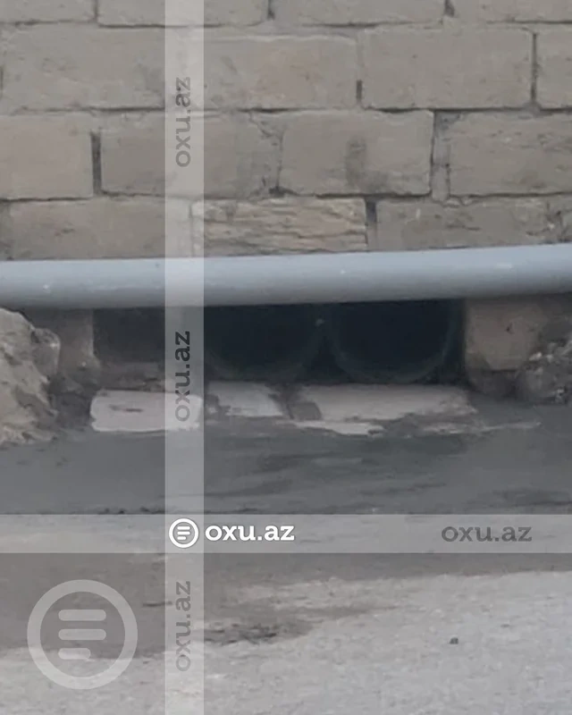 Binəqədidə sakin həyətini sudan qorumaq üçün boru çəkdi, qonşuların yolu yararsız hala düşdü - Şikayət - Foto/Video