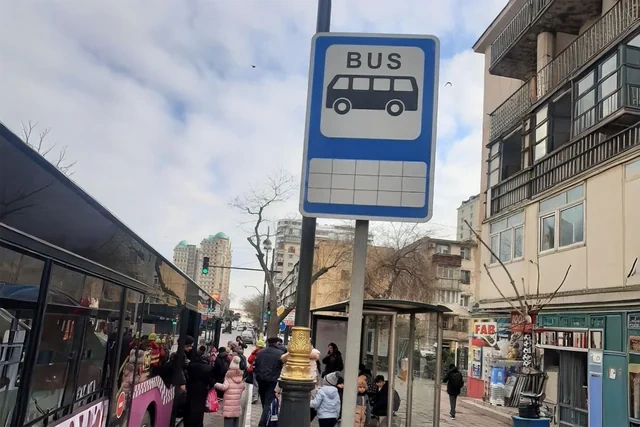 Avtobus dayanacaqlarındakı informativ lövhələrin durumu SUAL YARATDI: Xanalar niyə doldurulmur? - FOTO