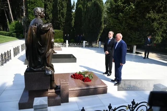 XİN-in kollektivi Fəxri və Şəhidlər xiyabanlarını ziyarət edib - FOTO
