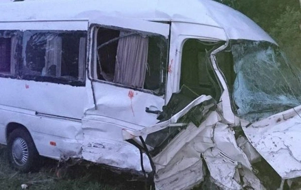 Oğuzda mikroavtobus qəzaya uğrayıb, ölən və xəsarət alanlar var