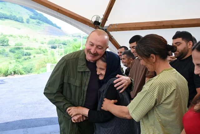 Prezident Kiçik Qaladərəsində görülən işlərlə tanış olub və kəndə qayıdan sakinlərlə görüşüb - FOTO