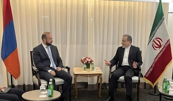 Mirzoyan iranlı həmkarı ilə danışdı