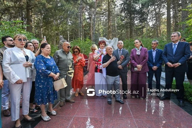Müslüm Maqomayevin anadan olmasının 84-cü ildönümü ilə bağlı anım mərasimi keçirilib - FOTO