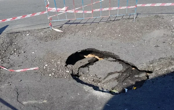 Bakının mərkəzində yolda çökmə: İri çuxur yarandı - FOTO